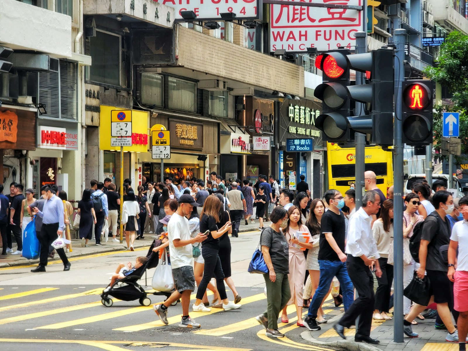香港商业街上正在过马路的人群